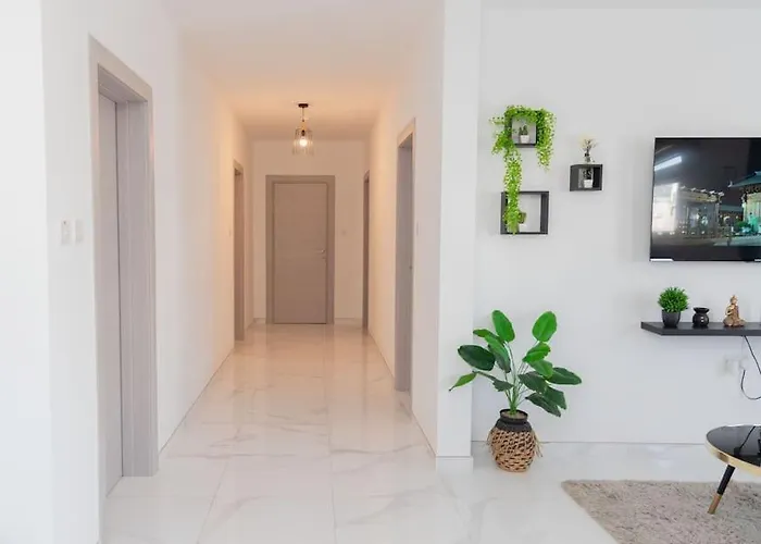 New Modern 3brm 5 Min Walk-to Paceville Nightlife Nearby Apartament